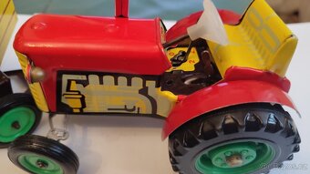 Plechová hračka traktor - 12