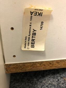 Ikea Bertby. Prosklenná nástěnná skříňka, vitrína, knihovna - 12