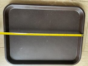 Talířky, tácy, příbory, stolky - 12