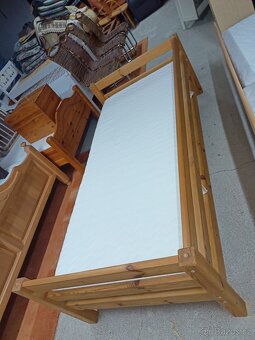 Prodám hezkou postel z masivu 90 x 200 cm - 12