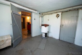 Prodej prostorného rodinného domu s dvěma byty a zahradou - 12
