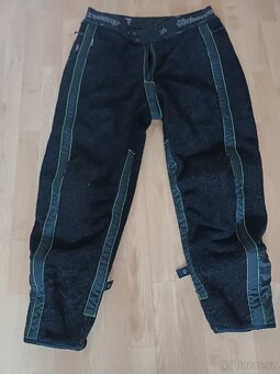 Policejni zateplene oblečeni na moto nebo skutr - 12