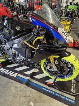 Yahama R1M 2015 okruhová - 12