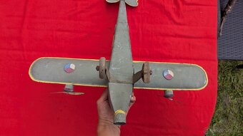 Stará plechová hračka z 1 republiky model letadla - 12