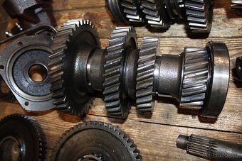 Zetor crystal převodovka obal meziskříň soukolí - 12