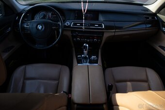 BMW Rad 7 730d čierna - 12