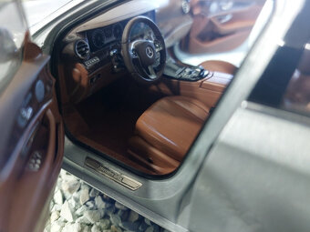 model auta Mercedes E klasse T modell Iscale 1:18 - 12