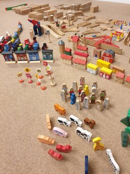 DŘEVĚNÁ VLÁČKODRÁHA BRIO - 12