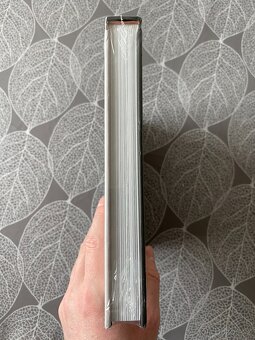 Nová kniha Ed Sheeran před objektivem v originální fólii - 12