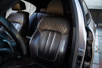 BMW M550i V8 - 12