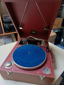 KUFŘÍKOVÝ GRAMOFON NA KLIKU - 12