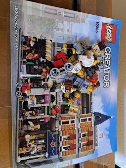 Lego 10255 Shromáždění na náměstí - 12