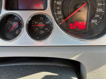 VOLKSWAGEN PASSAT 2,0 TDi 103 KW - 12