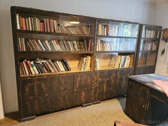 Různé skříně, postel, křesla, atd. - 12