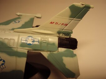 2xMaisto F-15Eagle; F-16 FightingFaclcon - 12