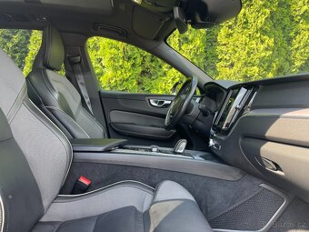 Volvo XC60 B5 173kW AWD R-Design - 12