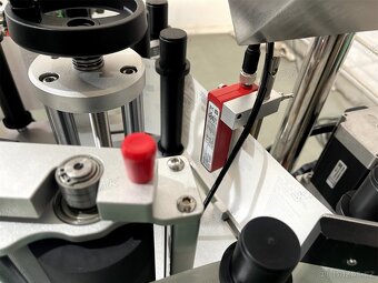 Obalovací samolepicí etiketovací stroj na kulaté láhve - 12