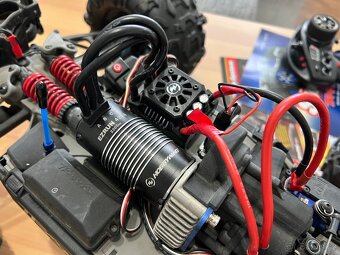RC model Traxxas Summit 1/8 Brushless - 12