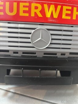 Velké požární auto Mercedes Benz. - 12