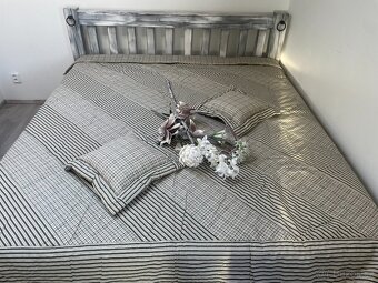 přehoz na postel s dekorativními polštářky - 12