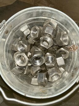 Spojovací materiál Šrouby,matky.. nové m8-m30 - 12