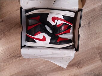 AIR JORDAN 1 MID 42,5 eu - 12