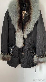Zimní kabát s kožešinovým límcem - 12