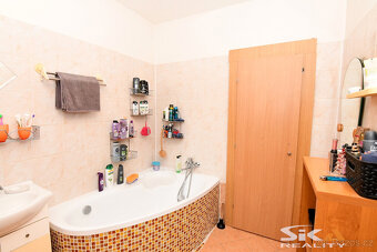 Prodej domu se dvěma byty a komerčními prostory, 412 m2 - 12