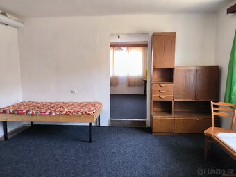 Nabízíme zemědělskou usedlost s 2 RD - 12