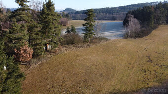 Šumava, pozemek 220 m2 s trampskou chatkou -glamping - 12