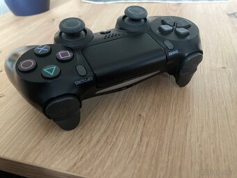 ZAMLUVENONabízím k prodeji své 2 ovladače DualShock pro PS 4 - 12