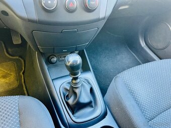 HYUNDAI i30 1.4 i BENZÍN NAJETO JEN 100 TIS KM - 12