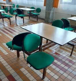 Stůl s otočnými židlemi - 12