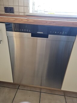 Moderní kuchyňská linka se spotřebiči - 12