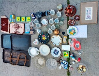 starý polštář nádobí lustr světlo židle hrneček talíř příbor - 12