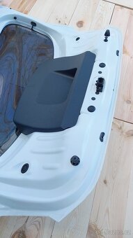 Dacia Sandero – Dveře kufru bílé - 12