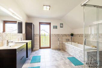Prodej rodinného domu 240 m², pozemek 569 m² U potoka, Kobyl - 12