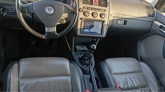 VW Touran 125kw 7 míst - 12