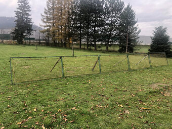 Venkovní plot. Plotové díly.Vjezdová brána. Celkem délka 13m - 12