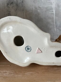 Royal Dux, Porcelánová soška - ležící chrt - 12