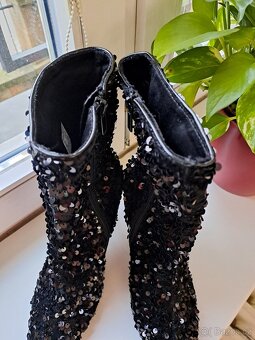 Černé flitrové kotníkové boty vel 39 jehlovém podpatku - 12