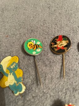 Sbírka připínátek, figurek a odznaků - 12