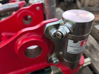 Naklápěcí rychloupínák pro 2-3t bagr - 12