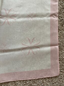 Nový dámský šátek Avon z hedvábí - decentní vzor, orig. bal. - 12