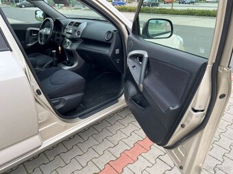 Toyota RAV4 2.0i 112kw 4x4 1. maj. koup. ČR TZ - 12
