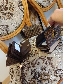 Kabelka Guess s peněženkou a odepínacím popruhem. - 12