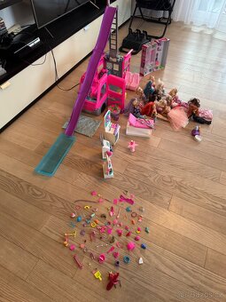 Barbie - karavan, lékárna, šatník + doplňky. - 12