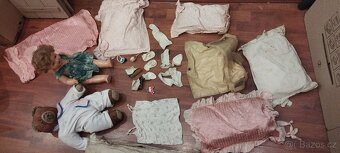 Stará panenka, medvěd (bručí), kočárek pro panenky + oblečky - 12