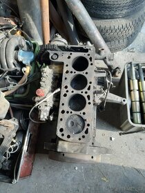 Kompletní dieselový motor na Mercedes W114 - 12