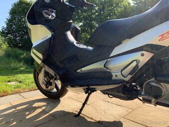 Aprilia SR MAX 300 - 12